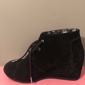 Tom’s Black Wedges